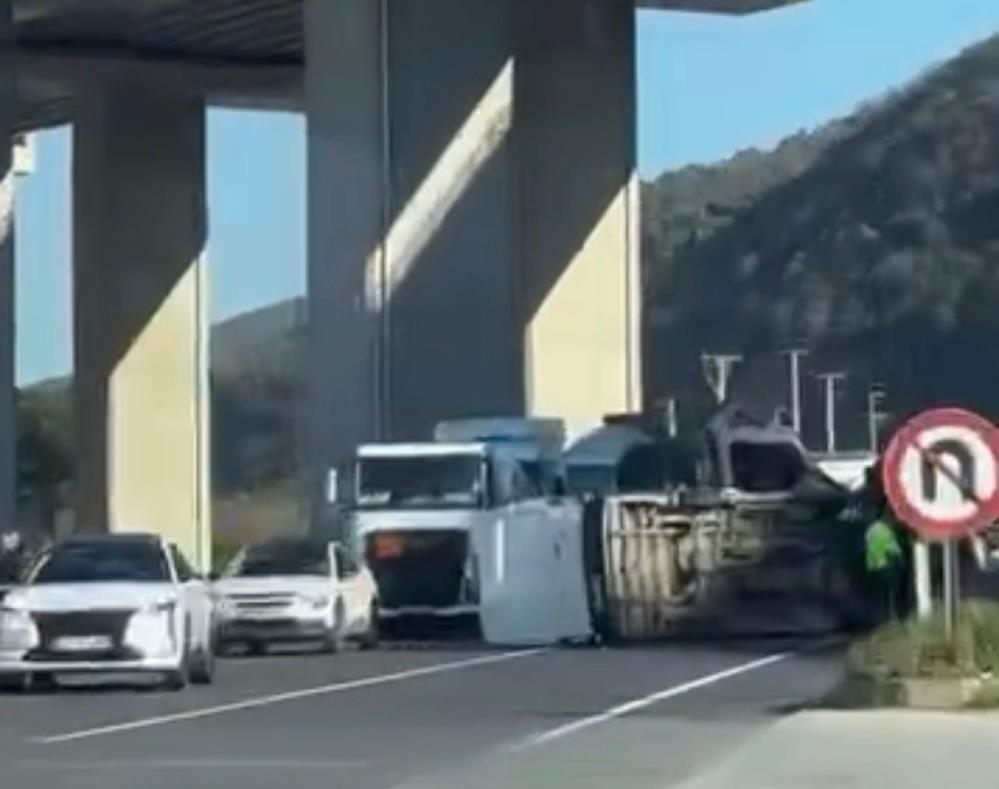 Bursa'da Minibüs Devrildi! (1)