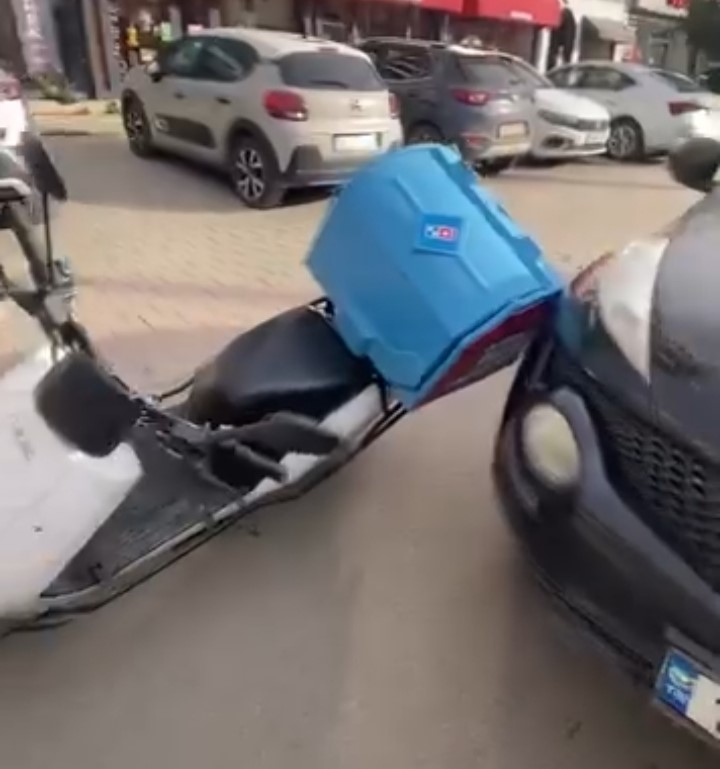 Bursa'da Otomobil Sürücüsü Ile Motosikletli Kurye Arasındaki Gerginlik Kamerada (1)