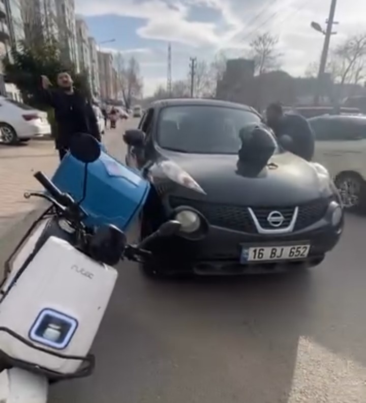 Bursa'da Otomobil Sürücüsü Ile Motosikletli Kurye Arasındaki Gerginlik Kamerada (2)