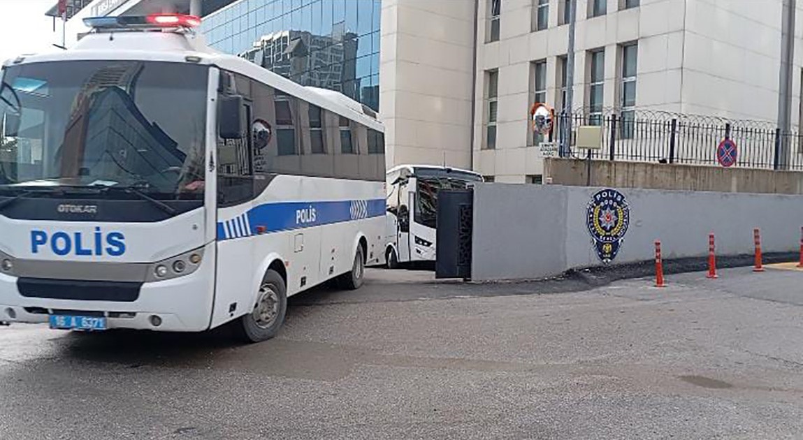 Bursa'da Özel Harekat Destekli Operasyon! 3 Gözaltı (2)