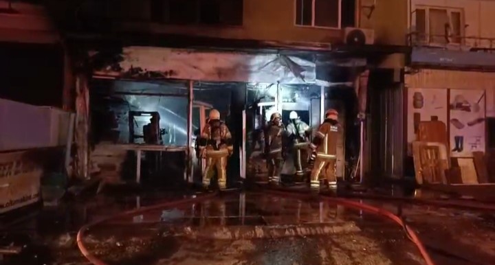 Bursa'da Sabah Saatlerinde Yangın Çıkan Dükkan Kullanılamaz Hale Getirdi! (3)