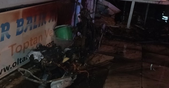Bursa'da Sabah Saatlerinde Yangın Çıkan Dükkan Kullanılamaz Hale Getirdi! (4)