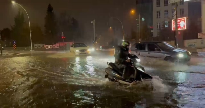 Bursa'da Sağanak Sonrası Rögarlar Taştı, Cadde Göle Döndü! (2)
