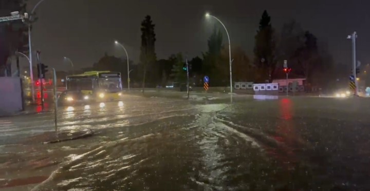 Bursa'da Sağanak Sonrası Rögarlar Taştı, Cadde Göle Döndü! (3)