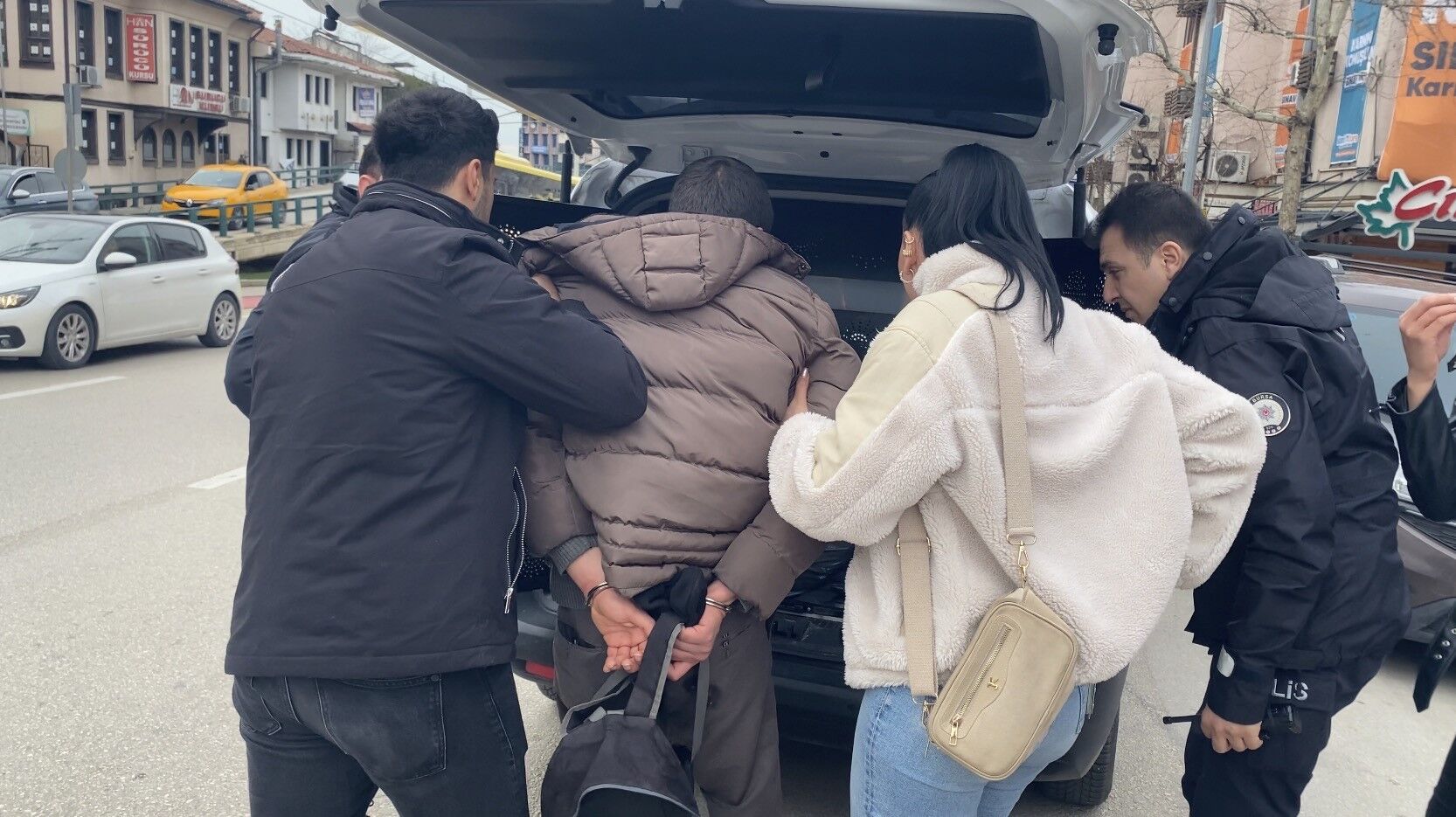 Bursa'da Taciz Iddiası Ortalığı Karıştırdı Şüpheli Linç Edilmekten Son Anda Kurtarıldı (3)