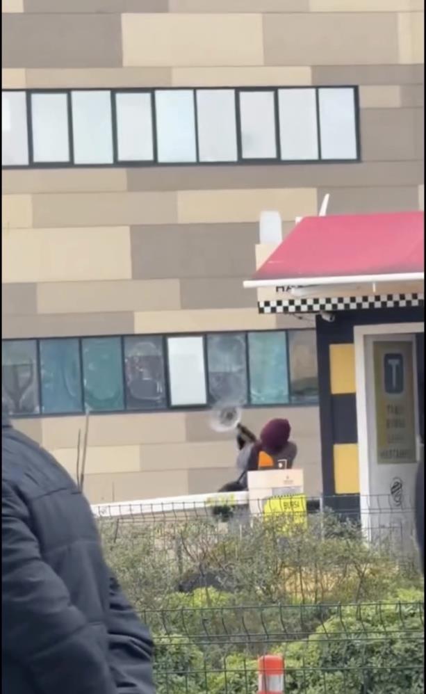 Bursa'da Taksi Bulamayınca Durağı Böyle Dağıttı! Görenler Şoka Girdi (1)