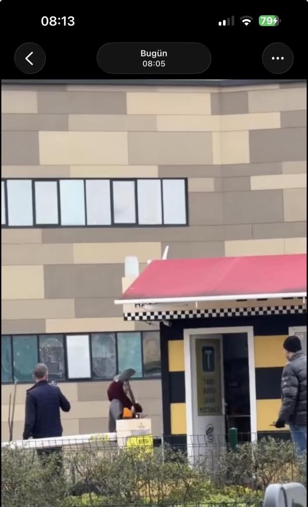 Bursa'da Taksi Bulamayınca Durağı Böyle Dağıttı! Görenler Şoka Girdi (2)