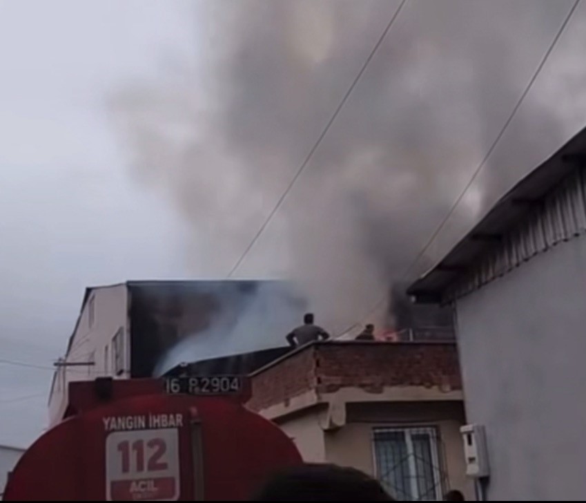 Bursa'da Tek Katlı Müstakil Evin Çatısında Yangın! (2)