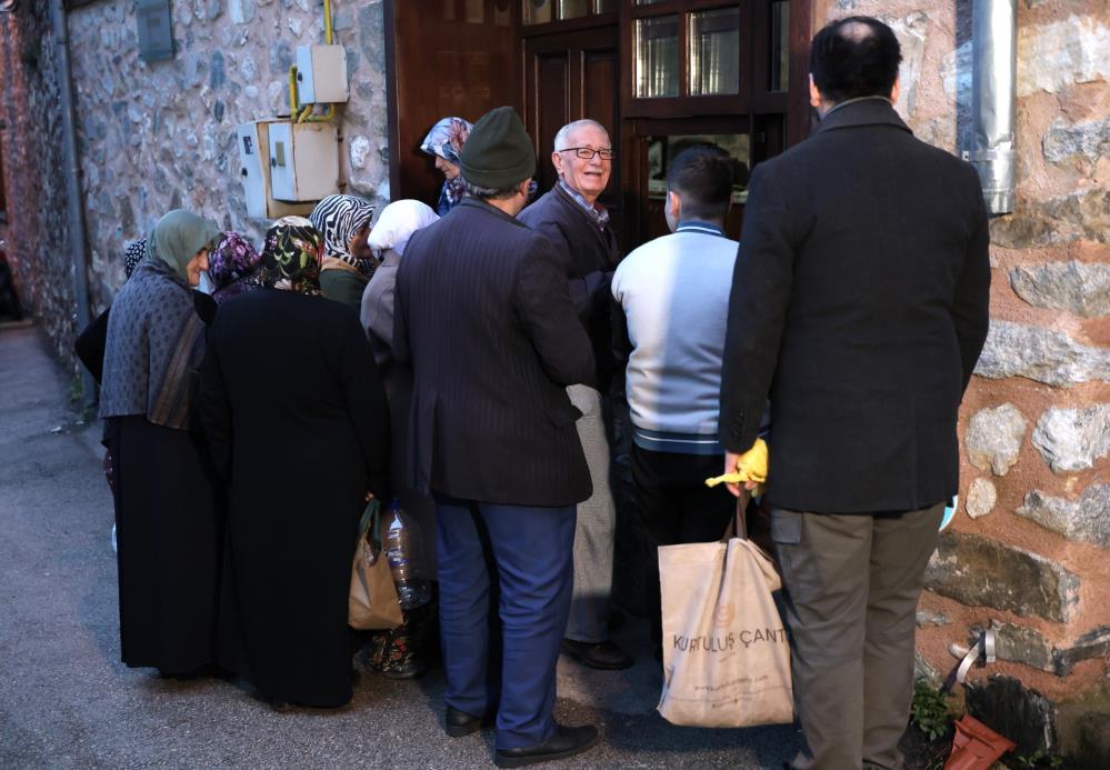 Bursa'da Vatandaşlara Çorba Ve Ekmek Ikramı! (2)