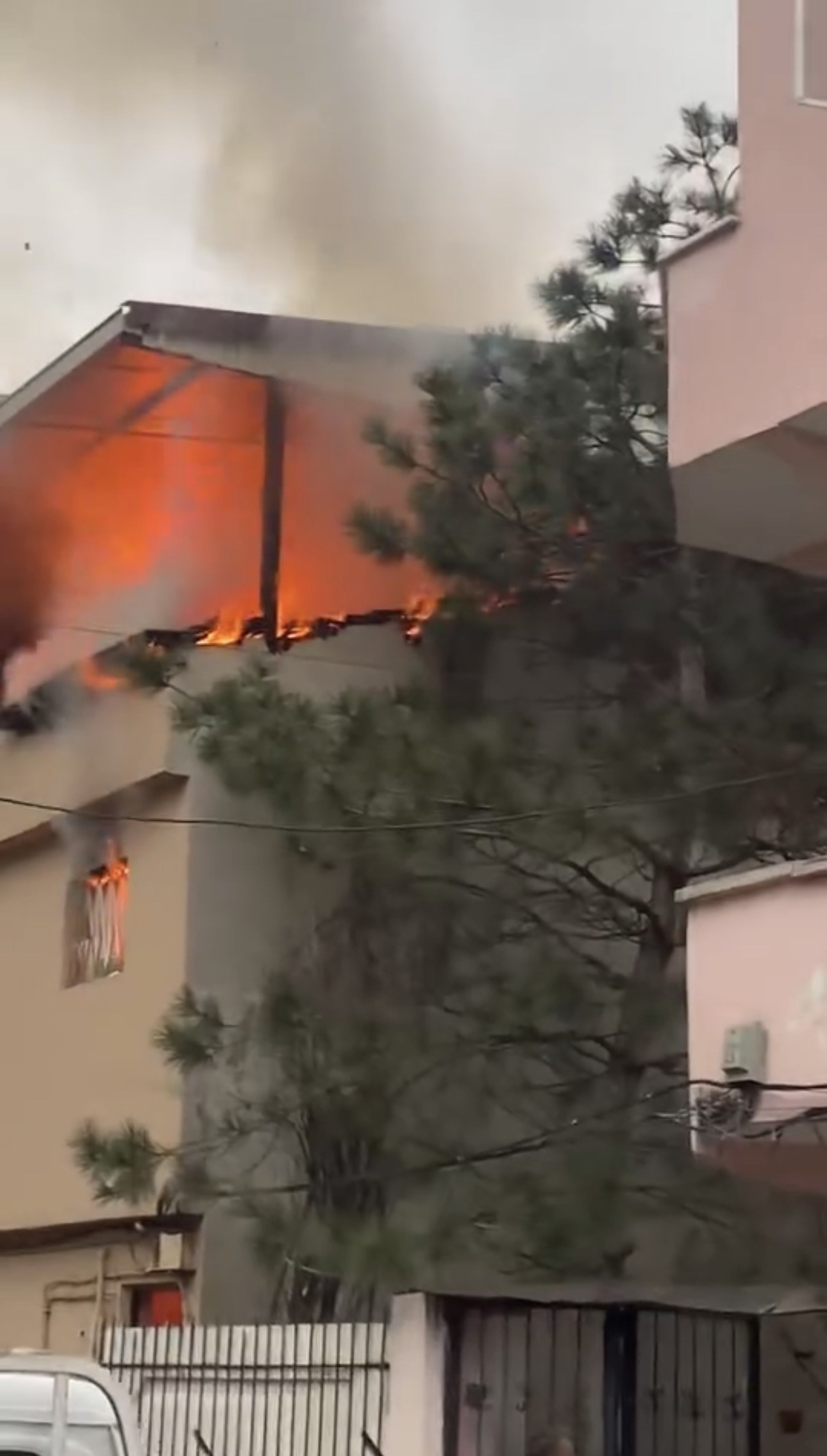 Bursa'da Yangında Daire Alev Topuna Döndü (2)