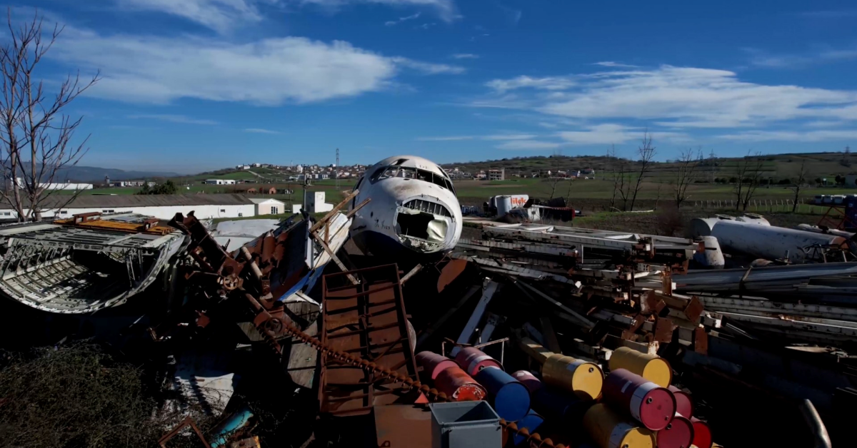 Bursa’daki Hurda Dev Uçak Alıcı Bekliyor (1)