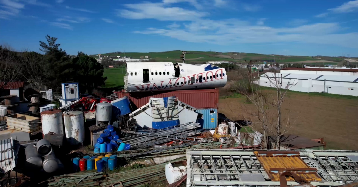 Bursa’daki Hurda Dev Uçak Alıcı Bekliyor (2)