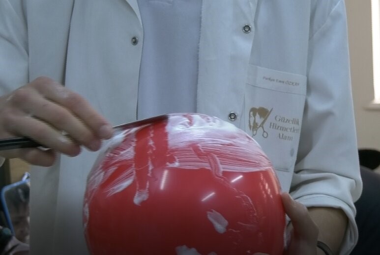 Bursa'daki Meslek Lisesinin Güzellik Hizmetleri Bölümü Öğrencileri Uygulamalı Ders! (1)