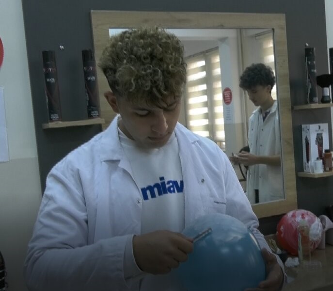 Bursa'daki Meslek Lisesinin Güzellik Hizmetleri Bölümü Öğrencileri Uygulamalı Ders! (4)