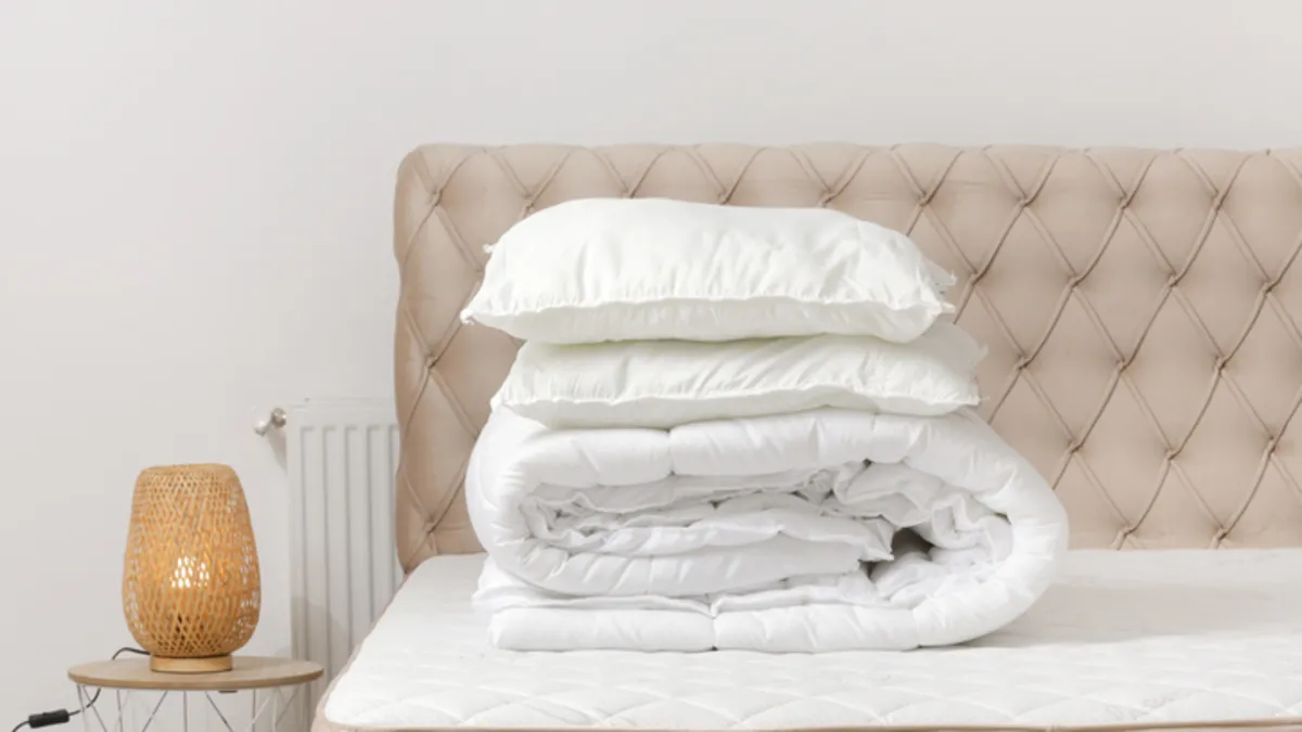 Çamaşır Makinesine Girmeyen Yorganlar Dert Olmaktan Çıkıyor Mu Meğer Yıkamadan Da Temizlemenin Pratik Bir Yolu Varmış (2)