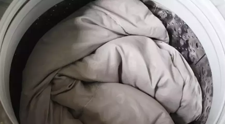 Çamaşır Makinesine Girmeyen Yorganlar Dert Olmaktan Çıkıyor Mu Meğer Yıkamadan Da Temizlemenin Pratik Bir Yolu Varmış (3)