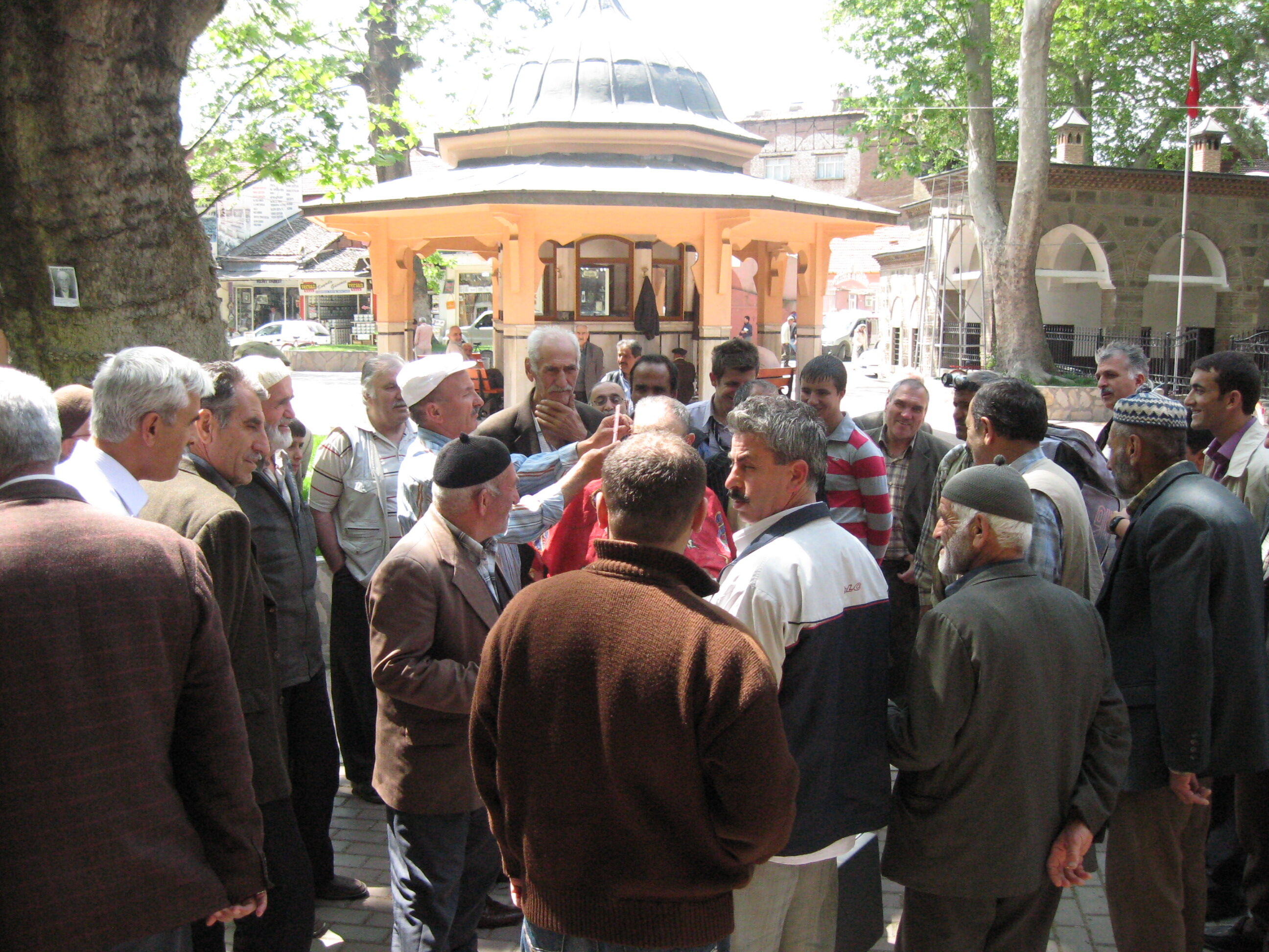 Cami Avlusunda Tıraş Şov Arşiv 2008 Gençgazete (2)
