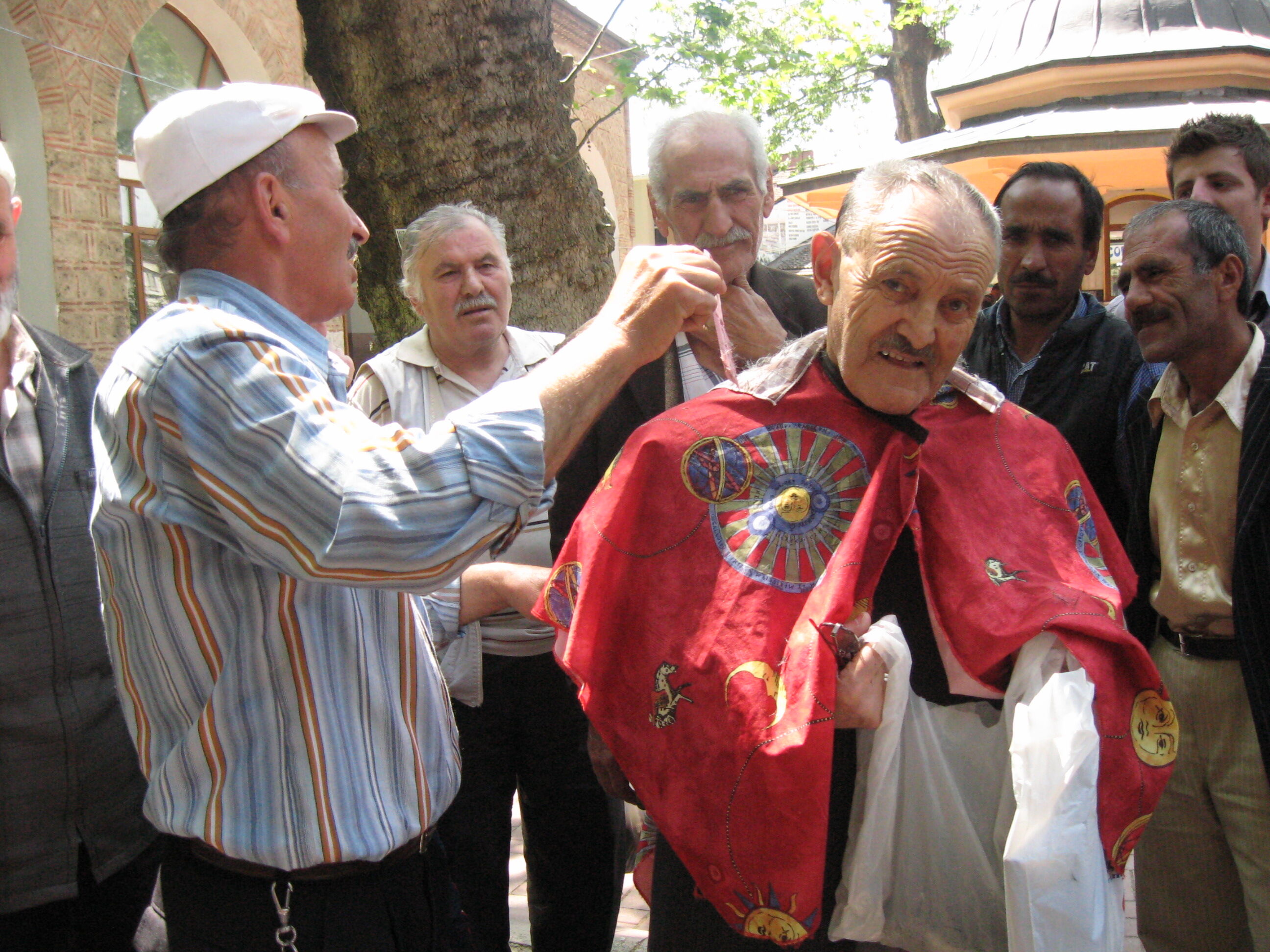 Cami Avlusunda Tıraş Şov Arşiv 2008 Gençgazete (3)