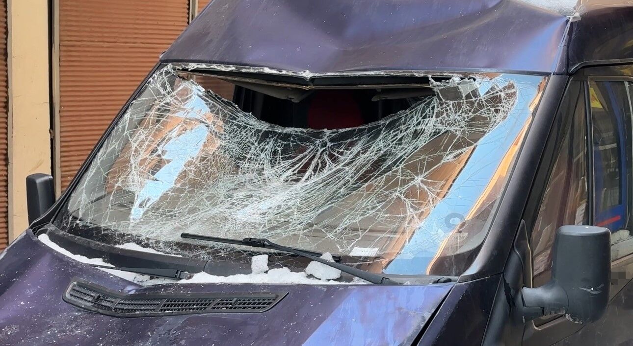 Çatıdan Düşen Kar Kütlesi Seyir Halindeki Minibüse Zarar Verdi (2)