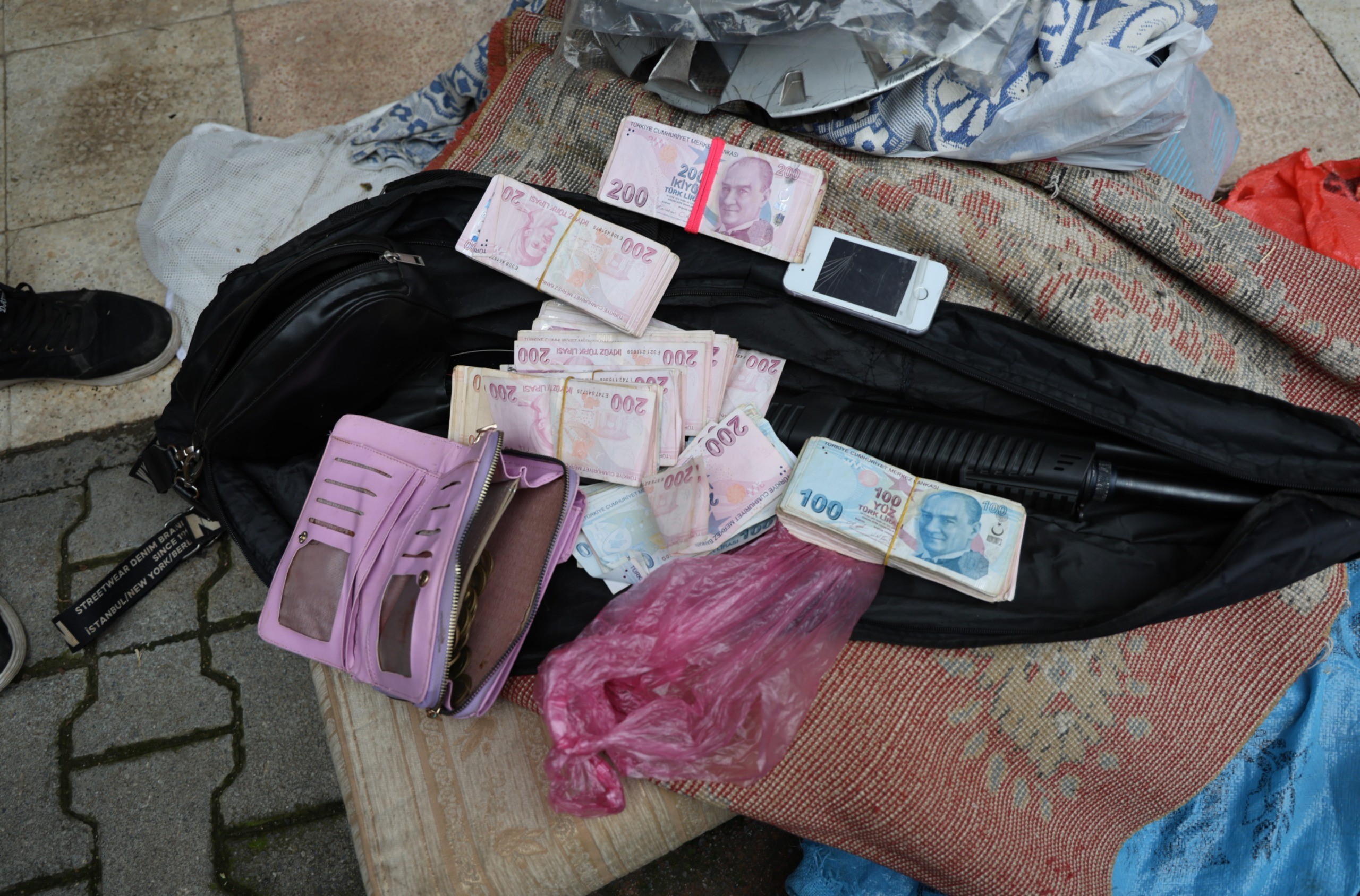 Çöp Evden 115 Bin Lira Ve Ruhsatsız Silah Çıktı (1)