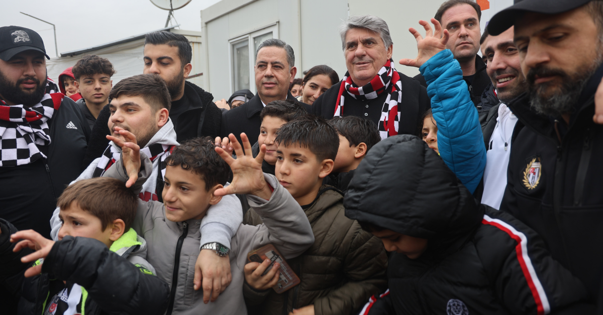 Depremzede Çocukların Yüzü Beşiktaş'ın Hediyeleriyle Güldü (1)