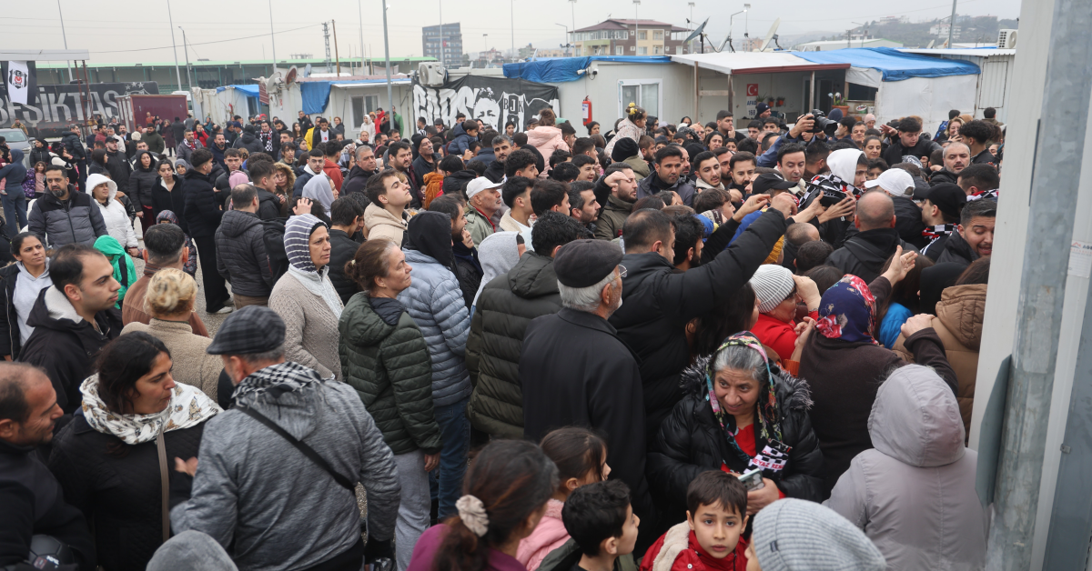 Depremzede Çocukların Yüzü Beşiktaş'ın Hediyeleriyle Güldü (3)