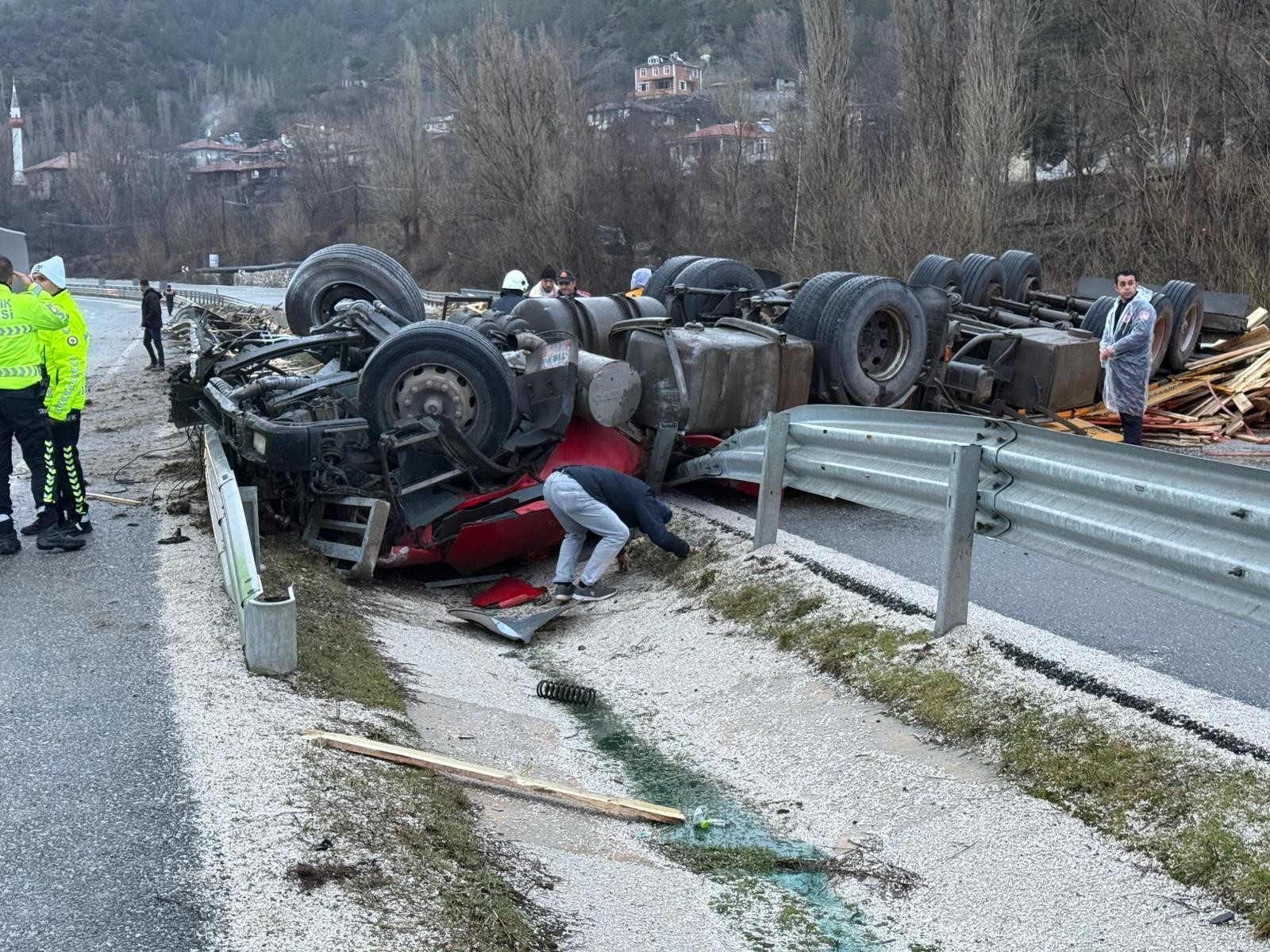 Devrilen Tırın Altında Kalan Sürücü Hayatını Kaybetti (1)