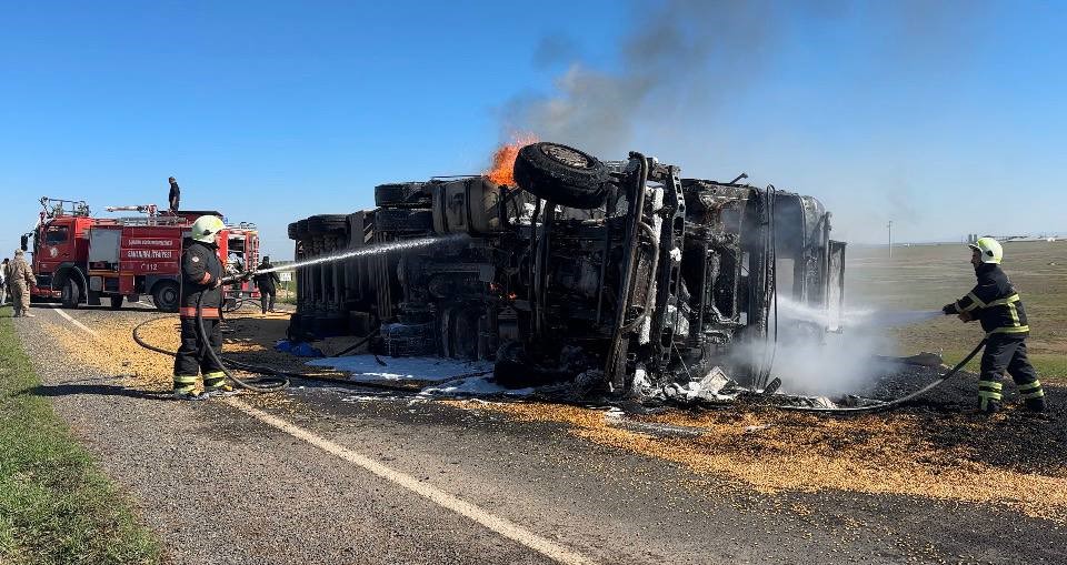 Devrilerek Yanan Tırın Sürücüsü Sinir Krizi Geçirdi (1)