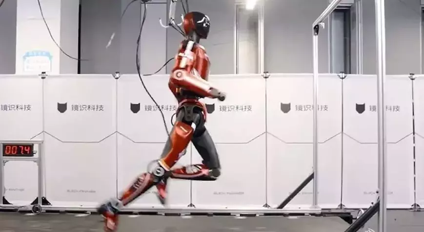 Dünyanın En Hızlı İnsansı Robotu Sahneye Çıktı! Bolt Gerçek Testlerde Rekor Kırdı-1