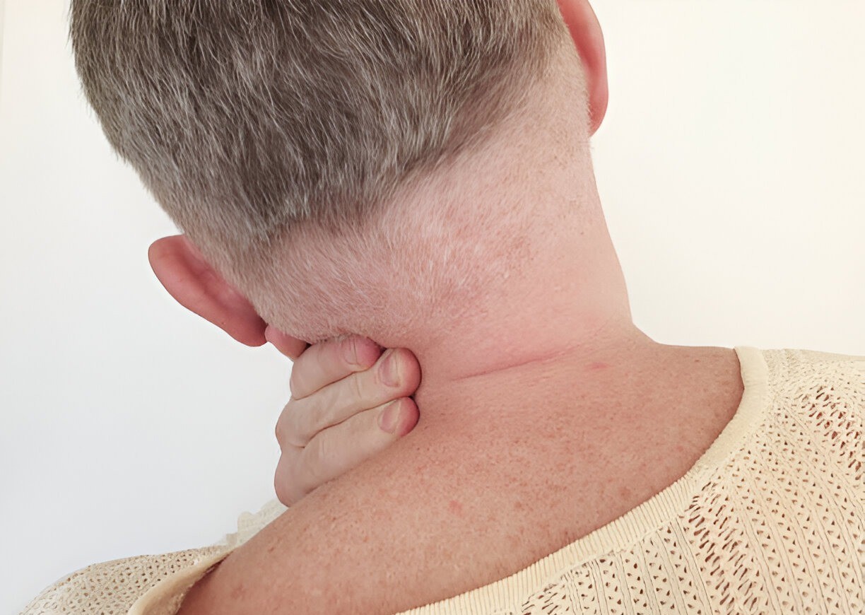 Ensede Şişlik Nedir Arkada Ele Gelen Yumru Ne Anlama Gelir-1