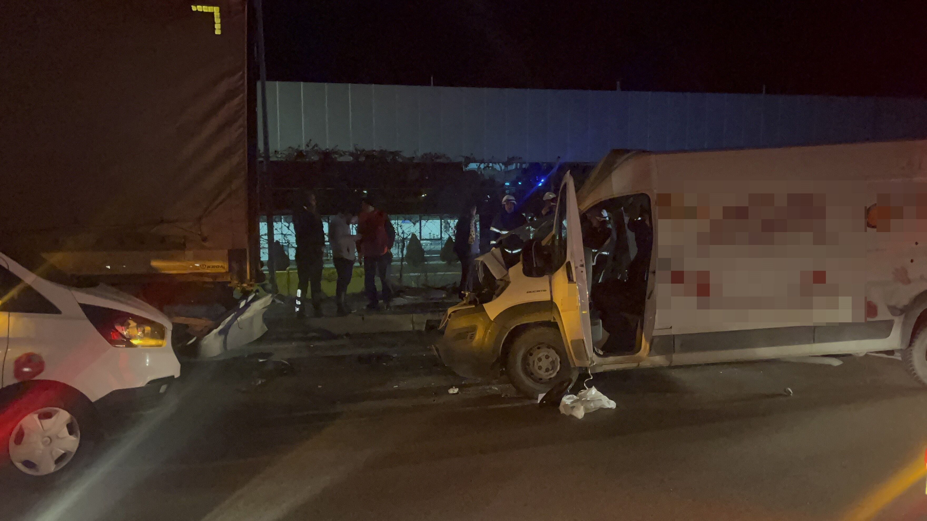 Eskişehir Organize Sanayi Bölgesi’nde Panelvan Aracın Park Halindeki Tır Dorsesine Çarpması Sonucu 2 Kişi Ağır Yaralandı. Yaralılar Eskişehir Şehir Hastanesi’ne Kaldırıldı (1)