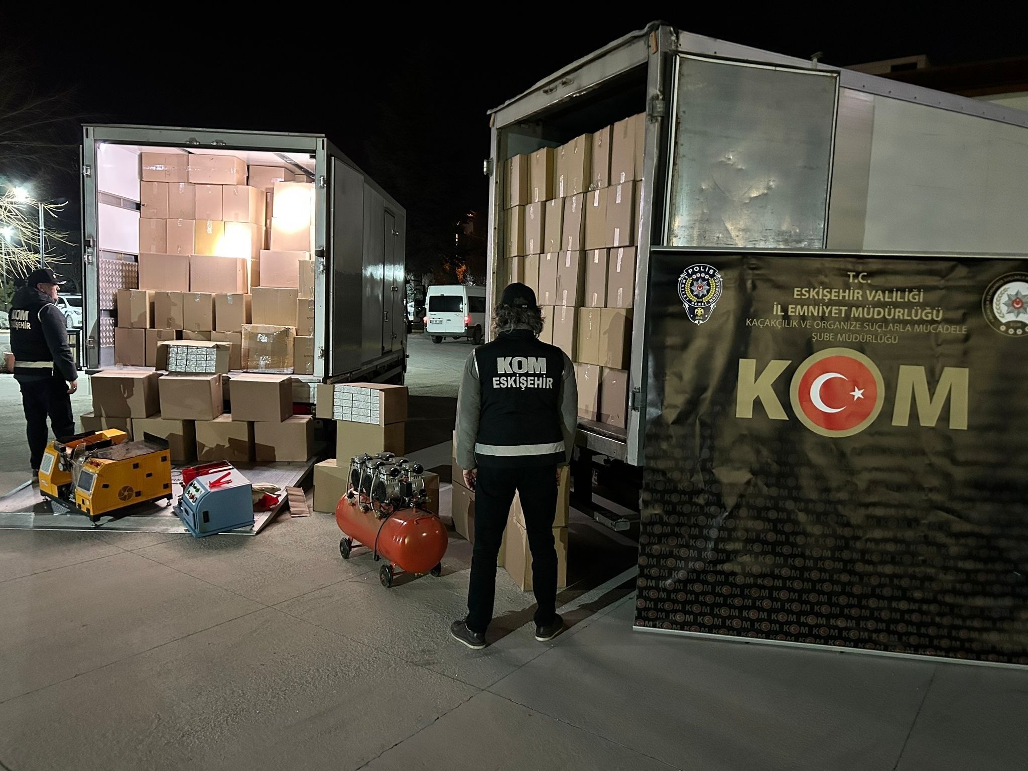 Eskişehir’de Polisin Düzenlediği Operasyonda 5 Milyon 800 Bin Bandrolsüz Makaron, 60 Bin Doldurulmuş Makaron Ve 205 Kilogram Kıyılmış Tütün Ele Geçirildi. 2 Şüpheli Gözaltına Alındı (2)
