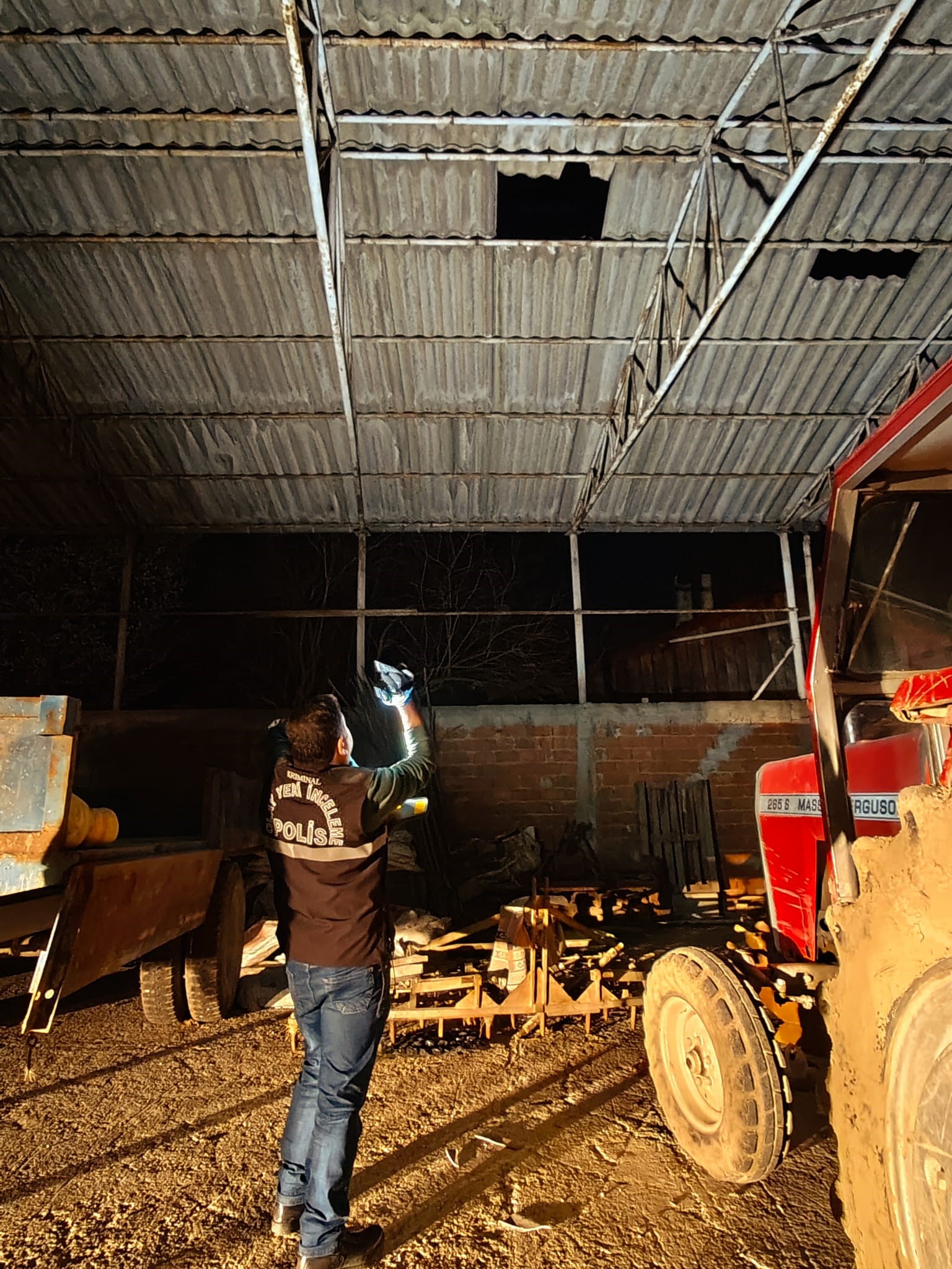 Evinden Kamyonlar Dolusu Çöp Çıkarılan 76 Yaşındaki Adam, Çatıdan Düşerek Hayatını Kaybetti (1)