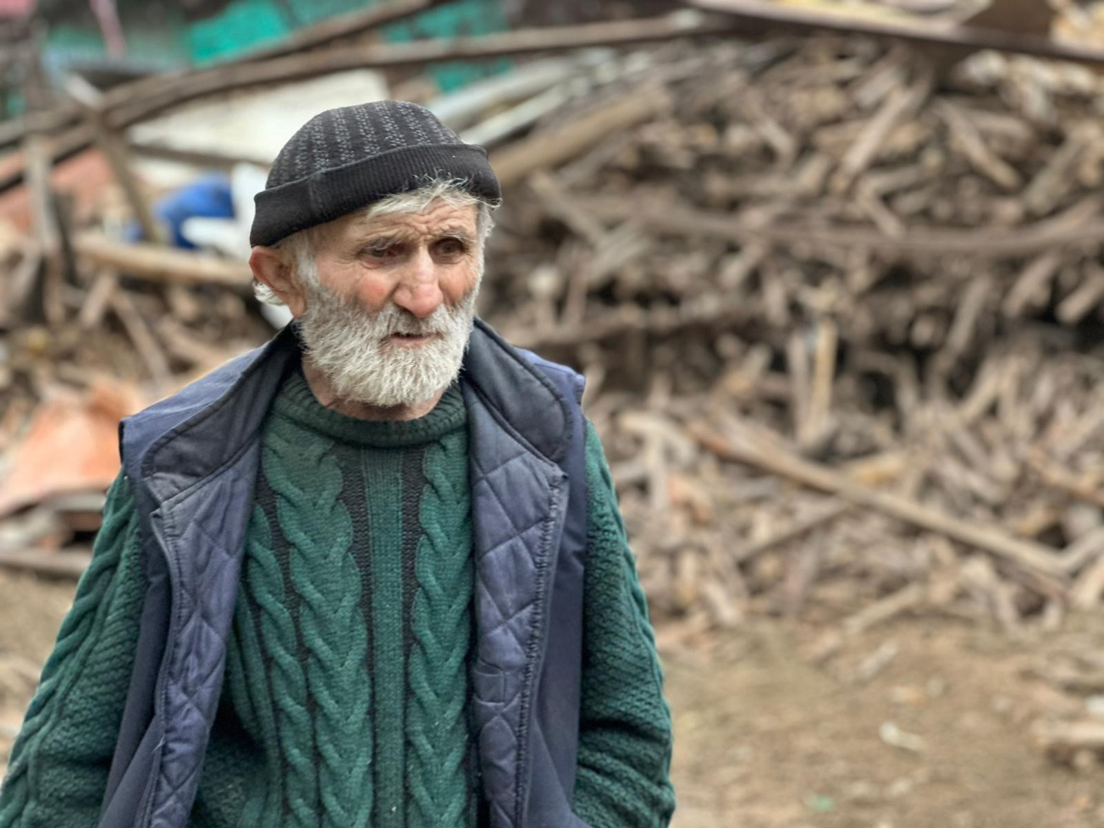 Evinden Kamyonlar Dolusu Çöp Çıkarılan 76 Yaşındaki Adam, Çatıdan Düşerek Hayatını Kaybetti (3)