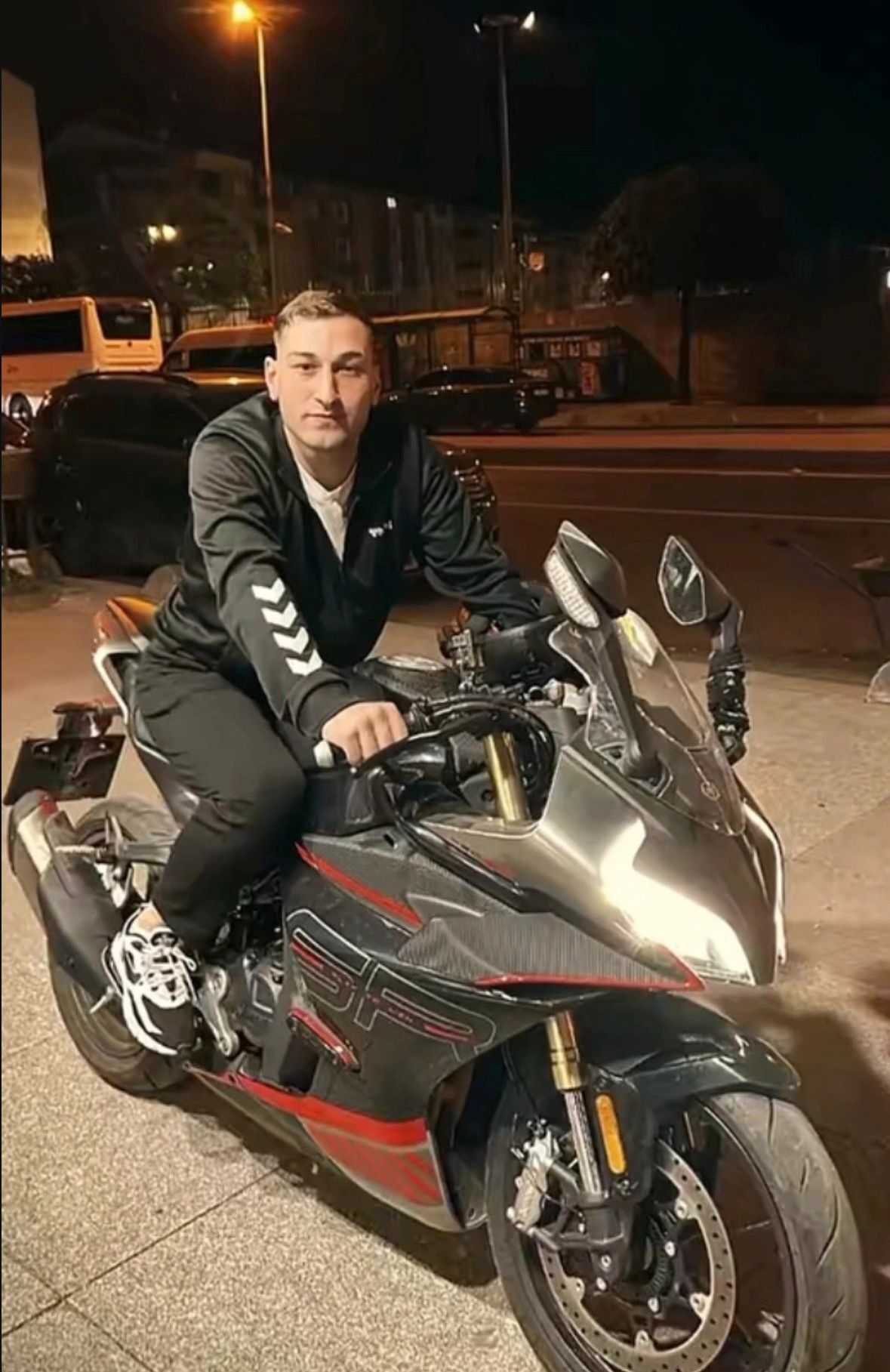 Gaziosmanpaşa Karadeniz Mahallesi’nde Bıçaklanan 25 Yaşındaki Murat Yaşar, Kaldırıldığı Hastanede Yaşamını Yitirdi. Olayın Şüphelisi Polis Merkezine Giderek Teslim Oldu