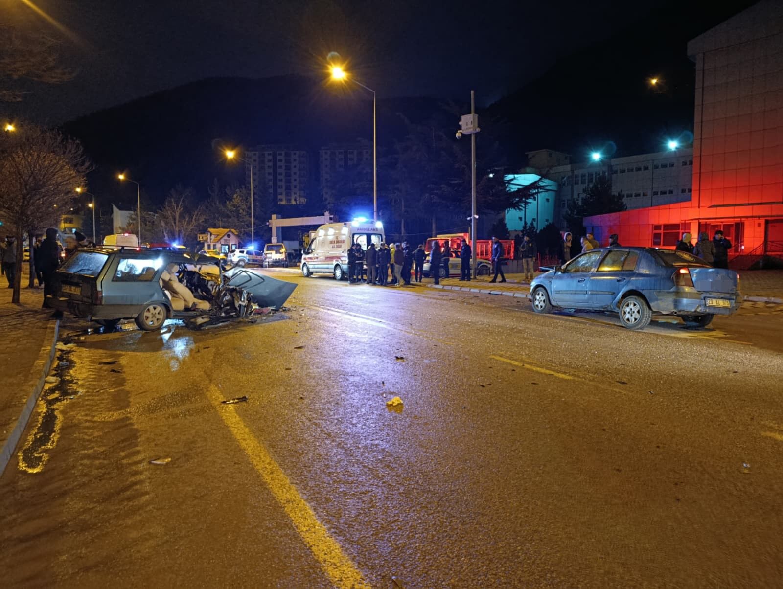 Gümüşhane Özcan Mahallesi Elmalı Caddesi’nde Yağmur Nedeniyle Kayganlaşan Yolda Iki Otomobil Kafa Kafaya Çarpıştı. Kazada 1 Kişi Hayatını Kaybetti, 3 Kişi Yaralandı (2)