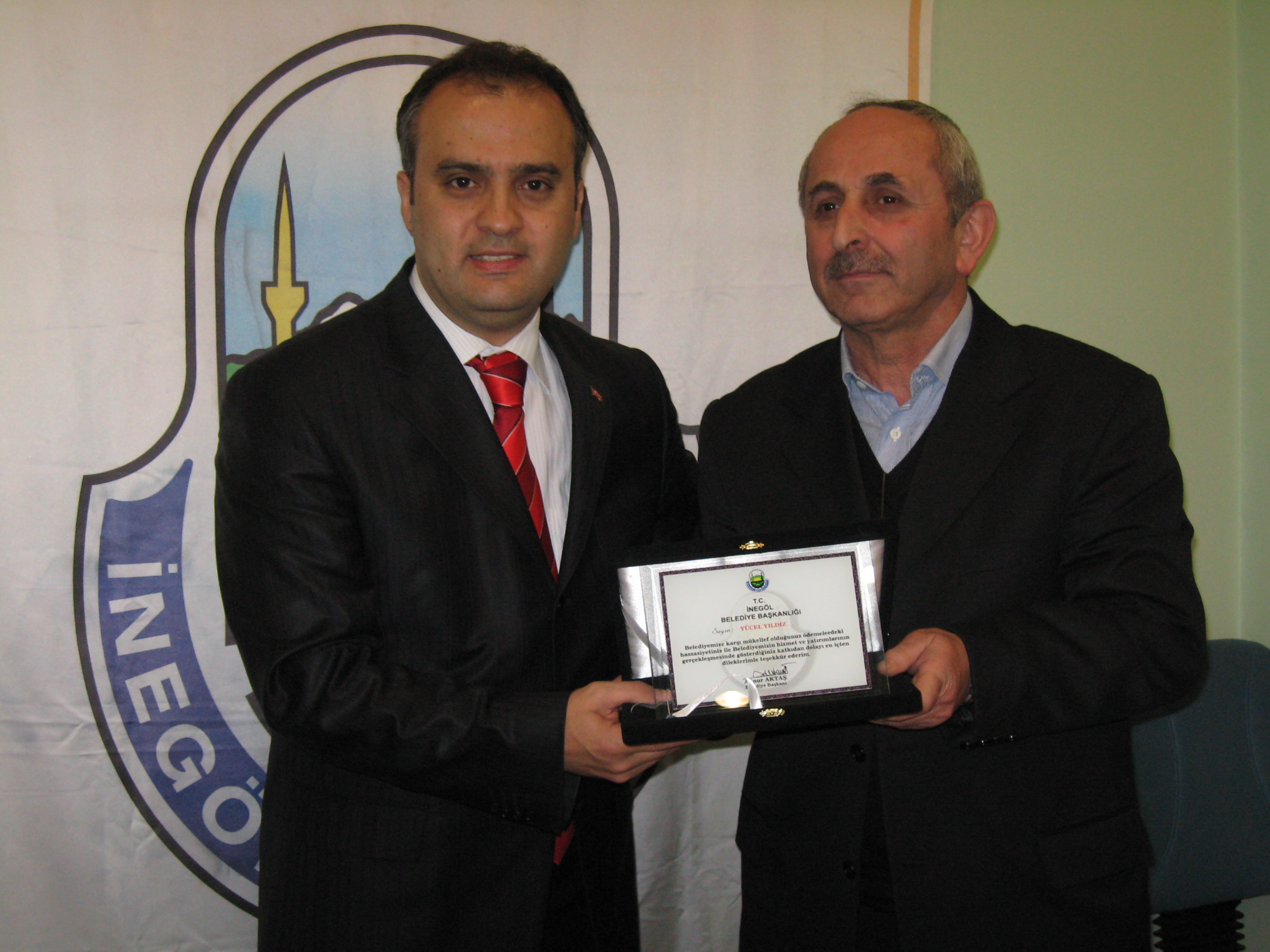 İnegöl Belediyesi Örnek Mükellefleri Plaketle Onurlandırdı Arşiv Haber 2008 Gençgazete (2)