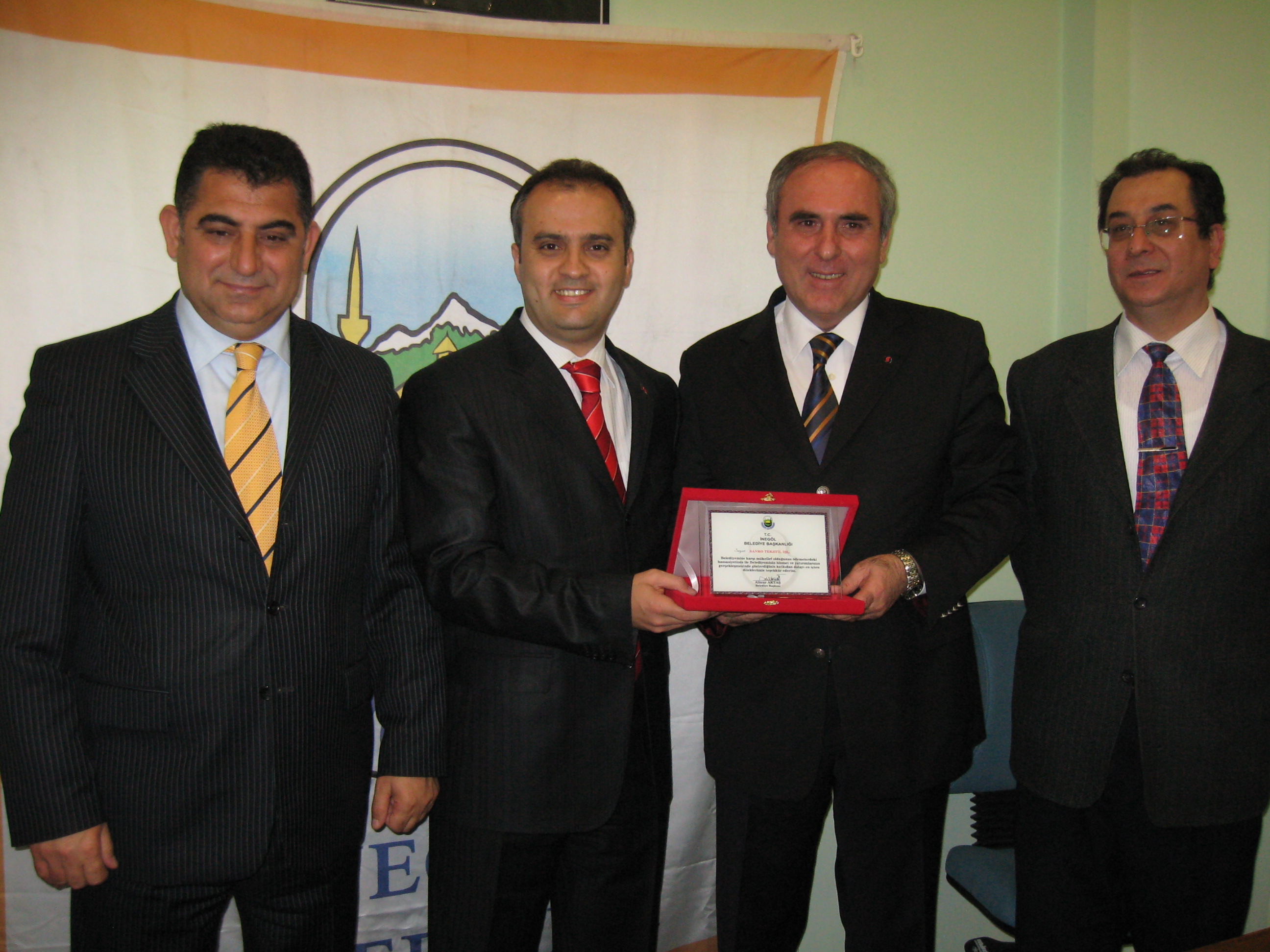 İnegöl Belediyesi Örnek Mükellefleri Plaketle Onurlandırdı Arşiv Haber 2008 Gençgazete (5)