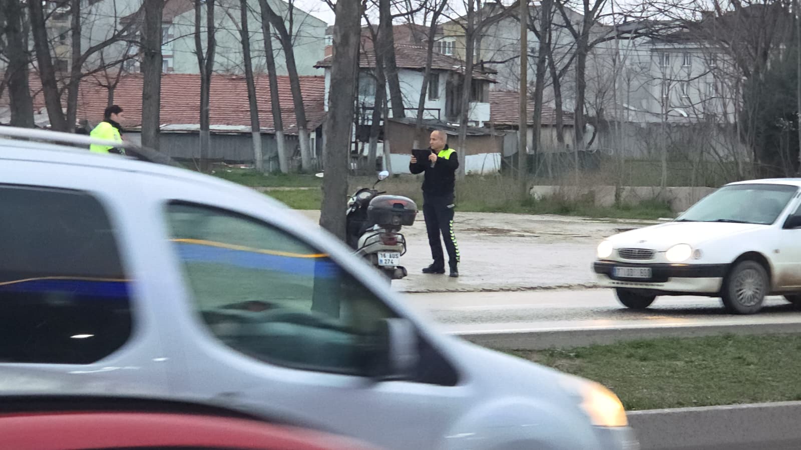 İnegöl D200 Karayolunda Motosiklet Devrildi! Sürücü Yaralandı (1)