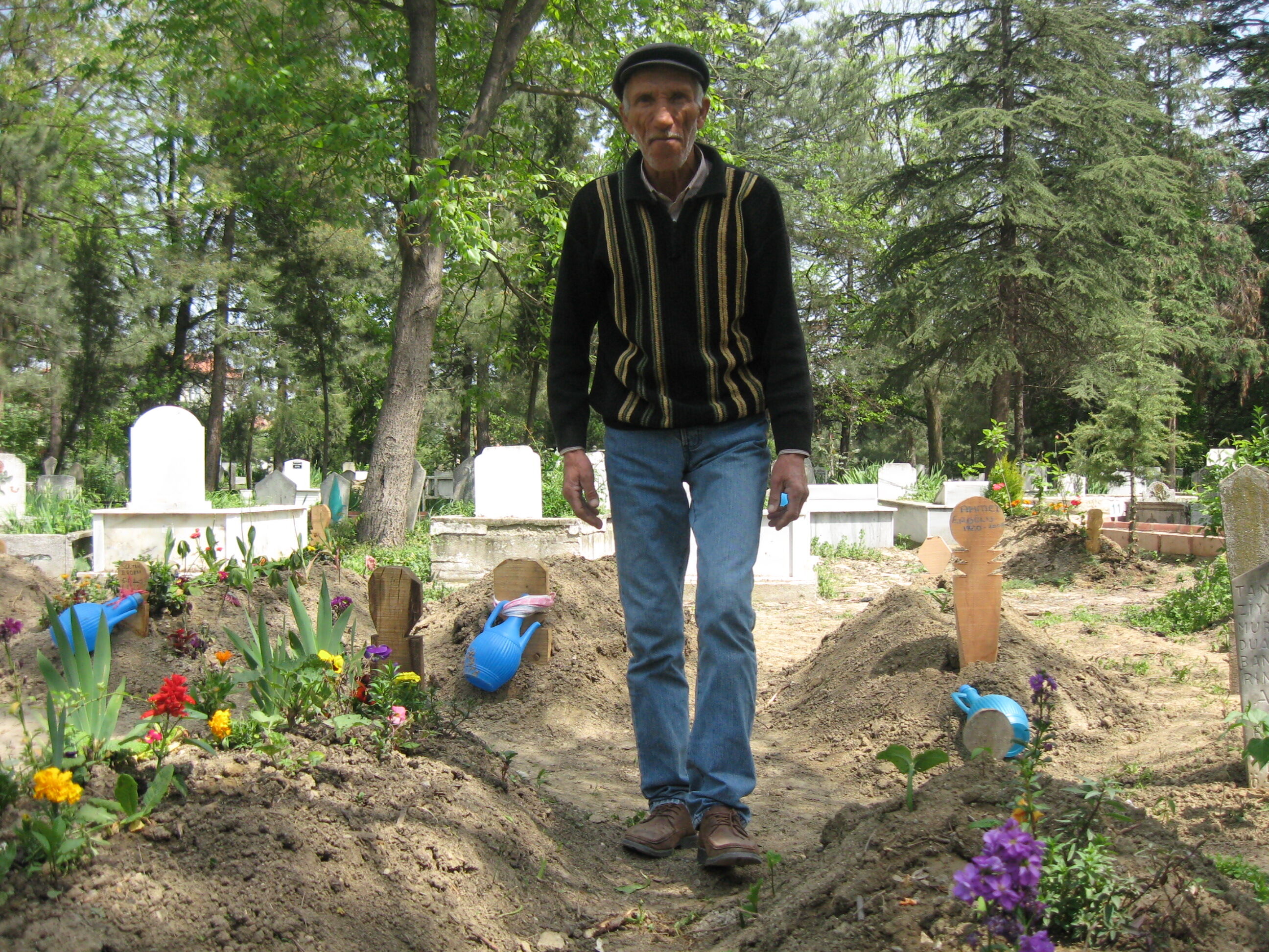 İnegöl Hastane Mezarlığında Mezarlık Bekçiliği Gençgazete (1)