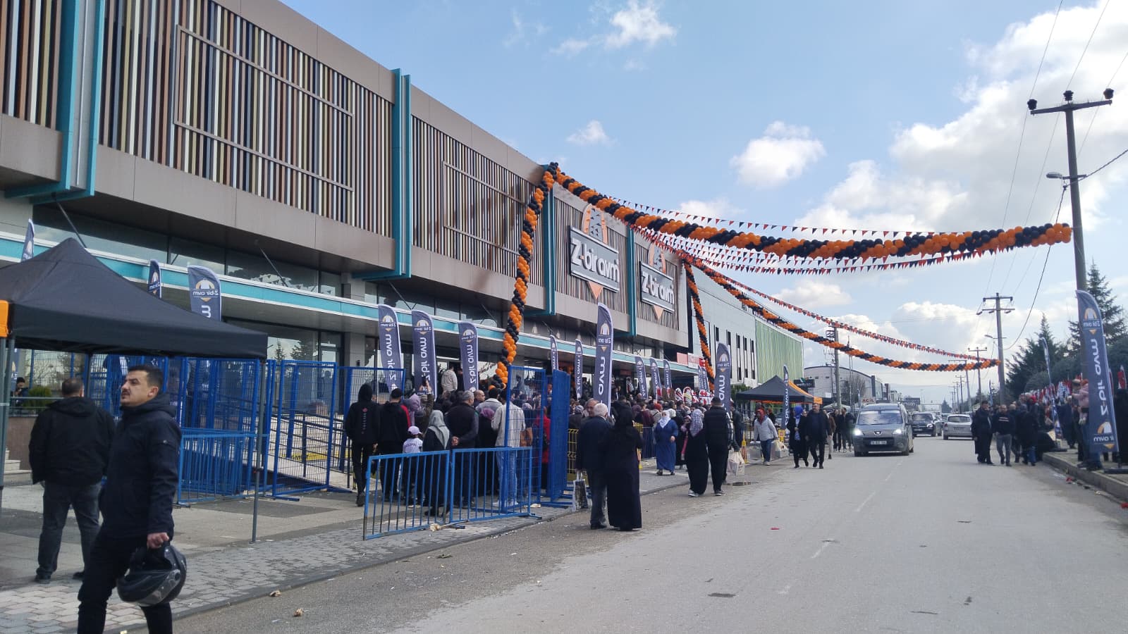 İnegöl'de 100 Tl’lik Indirim Izdihamı! Birbirlerini Ezdiler F (1)