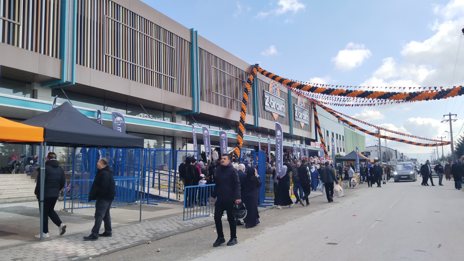 İnegöl'de 100 Tl’lik Indirim Izdihamı! Birbirlerini Ezdiler F (2)