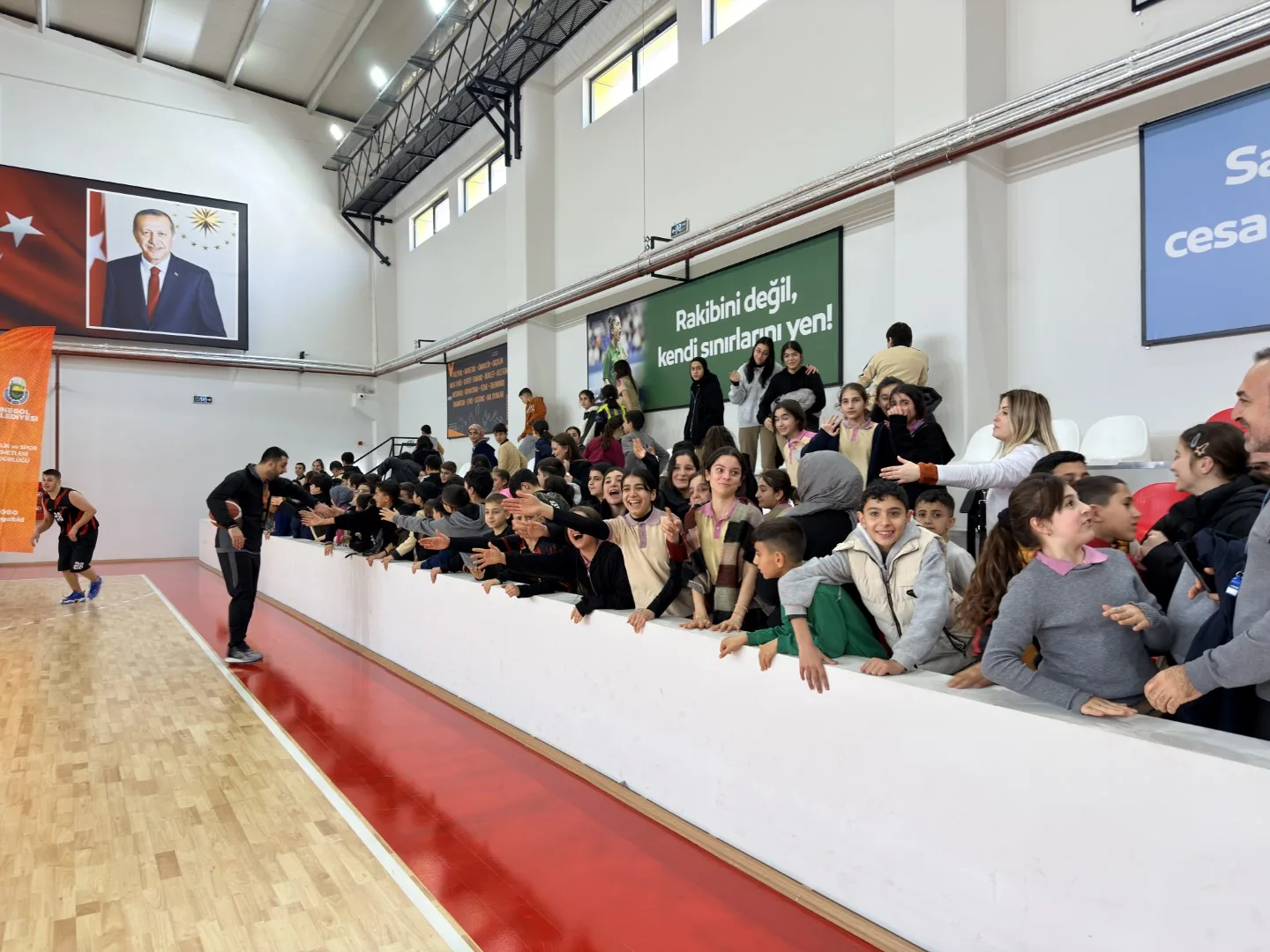 İnegöl’de 9. Okullar Arası Spor Festivali Basketbol Müsabakalarıyla Başladı (2)