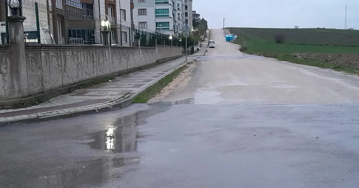 İnegöl’de Bu Cadde Neden 7 Yıldır Aydınlatılmıyor (3)