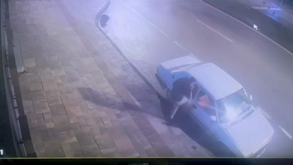 İnegöl'de Ehliyetsiz Sürücü Kaldırıma Çarpıp Kaçtı! (2)