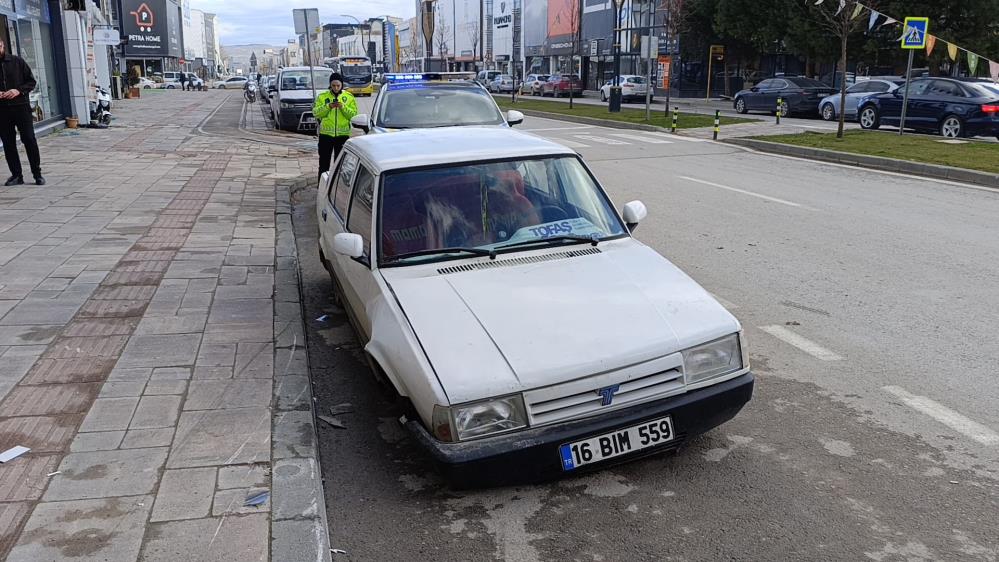İnegöl'de Ehliyetsiz Sürücü Kaldırıma Çarpıp Kaçtı! (4)