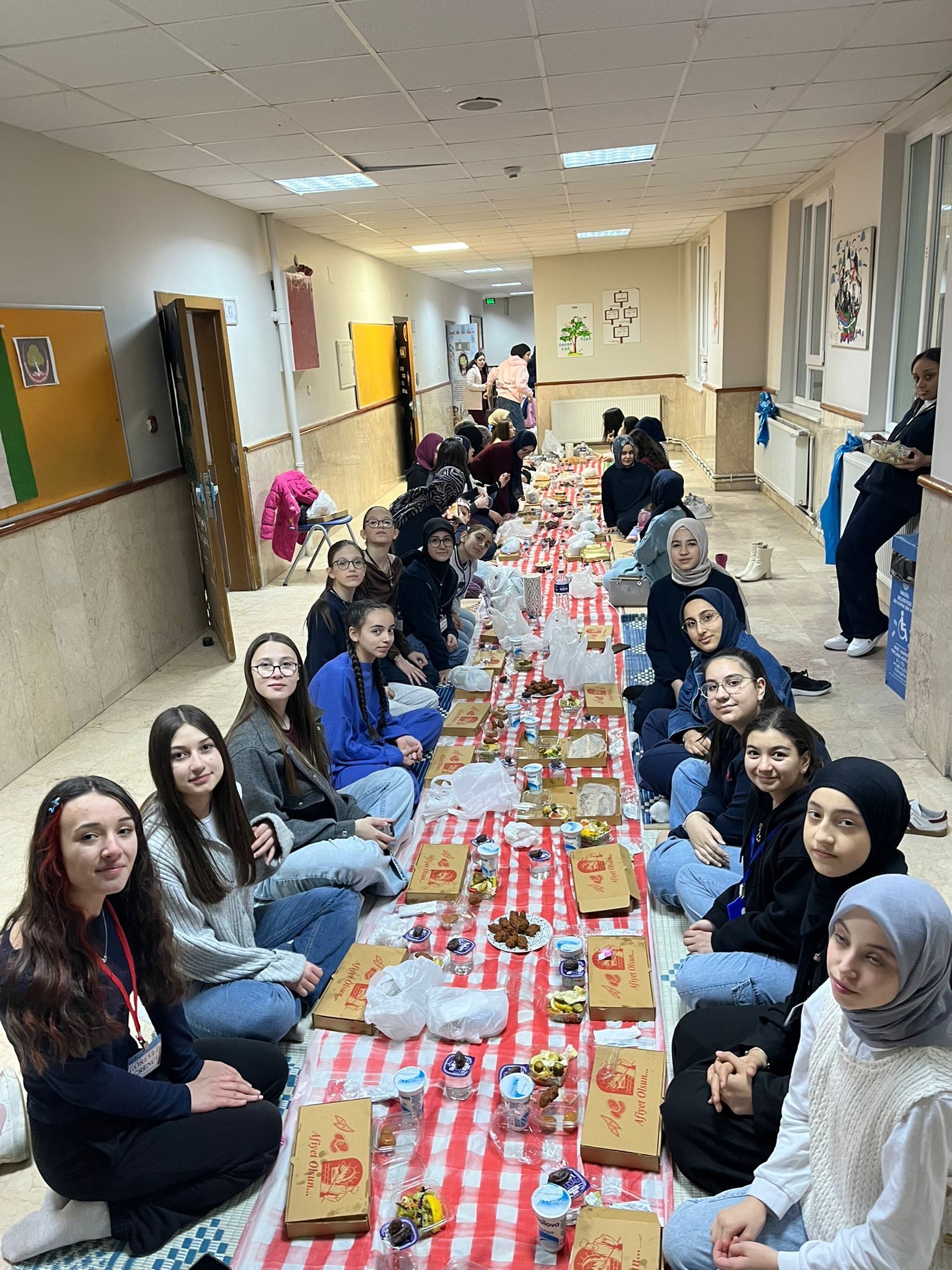 İnegöl'de Erdem Beyazıt İmam Hatip Ortaokulu’nda “Ramazan Sokağı” İftarına Yoğun İlgi (4)