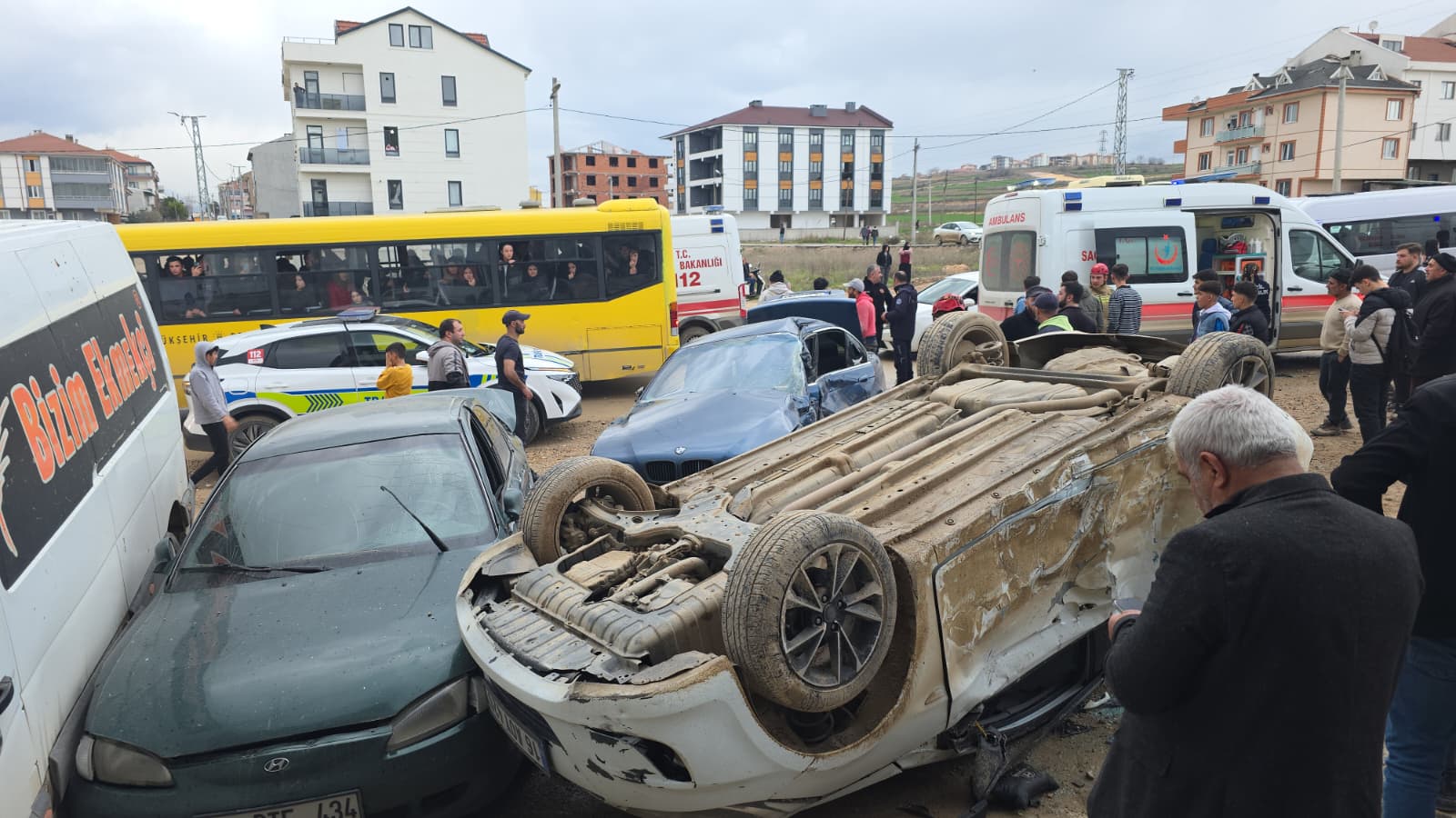 İnegöl’de Feci Kaza! Takla Atan Otomobil Park Halindeki Araçlara Çarptı, Çok Sayıda Yaralı Var (2)