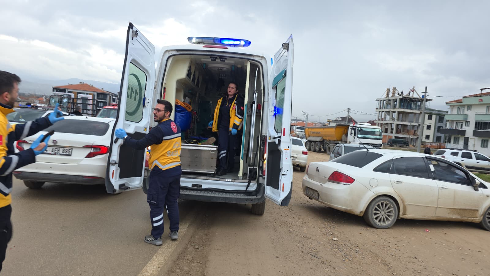 İnegöl’de Feci Kaza! Takla Atan Otomobil Park Halindeki Araçlara Çarptı, Çok Sayıda Yaralı Var (3)