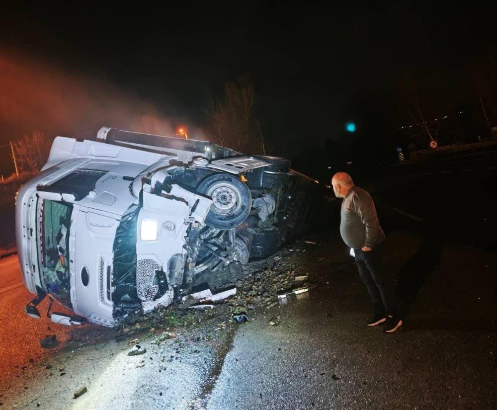 İnegöl'de Feci Kaza! Tır Kanala Uçtu (1)